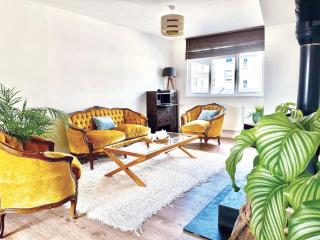 Sunny Seaside Sanctuary - Two Bedroom Apartment - 0