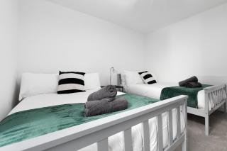 Pristine Old Trafford & City Centre 2BD 2BT Apt - Balcony - 5