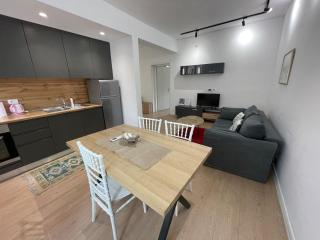 Kadare City-Center Apartment with Balcony - Tirana - 5