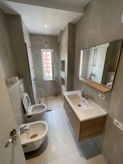 Kadare City-Center Apartment with Balcony - Tirana - 3