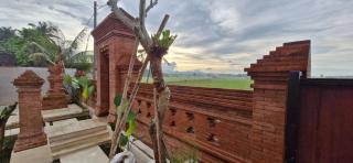 Peaceful 2BR House with Rice Field View Near Beach & Local Spots - Mendaya - 2