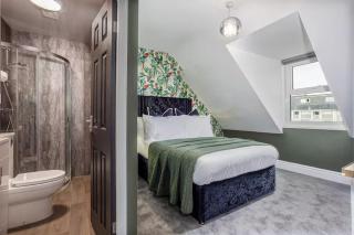 Room 8 ,double room with private bathroom with optional additional single room room 7 for third guest, 23 Deganwy Avenue - Llandudno - 0