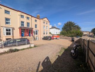 Spacious 2BR Apt with Desk Space, Free Parking - Taunton - 9