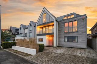 Whitstable Stunning Modern House with Indoor Pool, Games Room, Cinema Room & Spectacular Seaviews 8 - Whitstable - 0