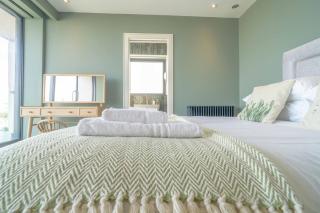 Whitstable Stunning Modern House with Indoor Pool, Games Room, Cinema Room & Spectacular Seaviews 8 - Whitstable - 1