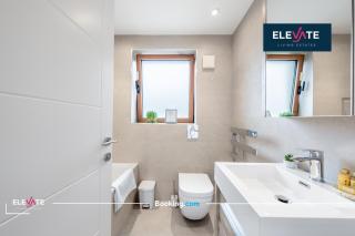 Exclusive Offers I 5 Bedroom House I Free Parking I Sleeps 10 I Elevate Living Estates Short Lets & Serviced Apartments - 1