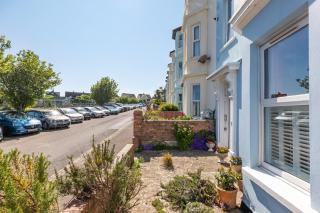 Rooftop Hideaway -Central Coastal Flat - Sea Views - Seaton - 4