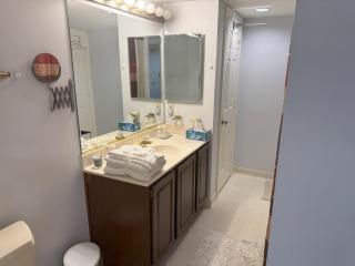 Private Walk-Out Suite & Kitchen - Oakton - 7