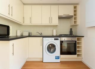 2 Bed Apartment in Hammersmith - 6