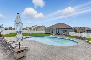 Spacious Country Farmhouse Retreat, Sleeps 16, Pool, Movie Room - Papillion - 4