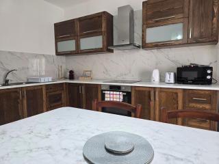 Cozy 2 Bedroom Steps to Seafront - 6