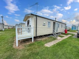 Lovely Caravan With Decking On California Cliffs Holiday Park Ref 50045C - Great Yarmouth - 3