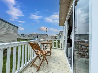 Lovely Caravan With Decking On California Cliffs Holiday Park Ref 50045C - Great Yarmouth - 2