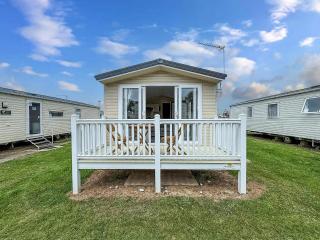 Lovely Caravan With Decking On California Cliffs Holiday Park Ref 50045C - Great Yarmouth - 1