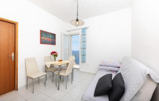 Stunning Apartment In Omis - 2