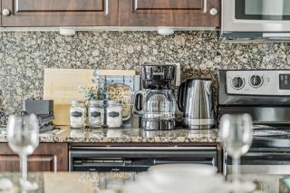 Spacious 2BR Condo Downtown, Lakeshore, Parking - 8