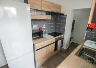 Pet Friendly 2-Bed Bond Street Home Near Marina & Town and Free Parking - 6