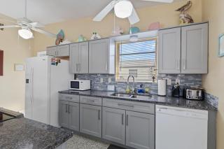Gulf Coast Getaway | Pool • Kayaks • Fishing - North Port - 1