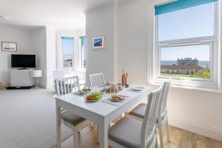 Rooftop Hideaway -Central Coastal Flat - Sea Views - Seaton - 8