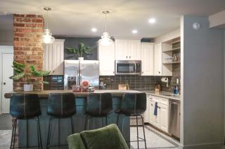 King and Queen Suite 1st Floor Sleeps 6 - Savannah - 6