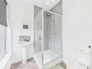 Five Bedroom Home with En Suites - Darlington - 1