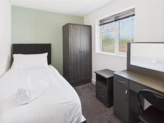 Five Bedroom Home with En Suites - Darlington - 3
