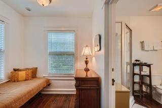 Casa Blanca - Chic Spanish-Style Cottage with Private Courtyard - 4