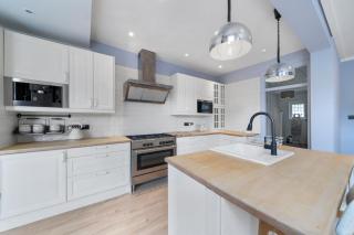 Spacious 4BR House with Parking & Garden - 2