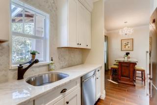 The Pink House - Bask in Style Steps from the Convention Center - West Palm Beach - 4