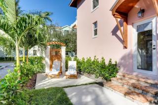 The Pink House - Bask in Style Steps from the Convention Center - West Palm Beach - 1