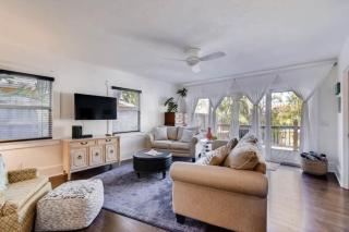 The Periwinkle House - Bask Poolside at this Sunlit West Palm Retreat - West Palm Beach - 2