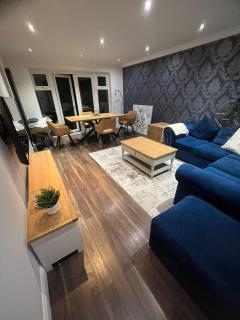 Hazel House Spacious 3BR Home Parking WiFi Contractor Friendly - Ifield - 9