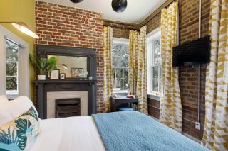 Sunny Queen Suite Downtown 2nd Floor - Savannah - 7