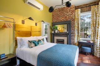Sunny Queen Suite Downtown 2nd Floor - Savannah - 0