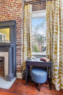 Sunny Queen Suite Downtown 2nd Floor - Savannah - 5