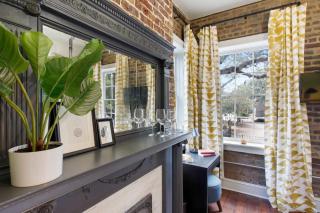 Sunny Queen Suite Downtown 2nd Floor - Savannah - 4