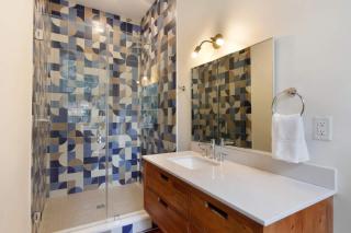Sunny Queen Suite Downtown 2nd Floor - Savannah - 1