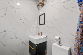 2 Queen Beds, TV's in Bedroom, Path to Manhattan - Jersey City - 6
