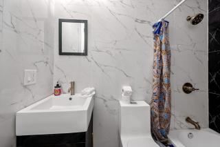 2 Queen Beds, TV's in Bedroom, Path to Manhattan - Jersey City - 5
