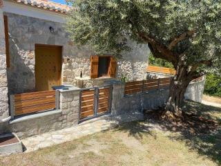 Cheerful 3 bedroom cottage with indoor fireplace - Avgón - 0