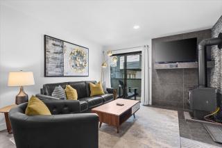 Relaxed 1BR Mountain Escape w Fireplace & Parking - 9