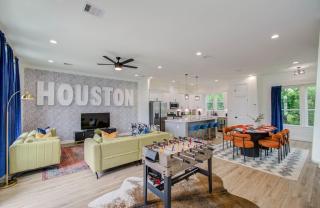 HTX Modern Retreat with Rooftop Cinema - Houston - 0
