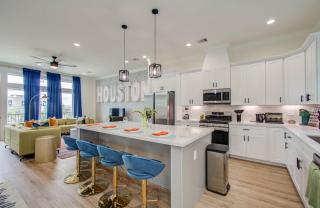 HTX Modern Retreat with Rooftop Cinema - 2