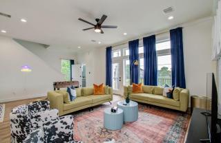 HTX Modern Retreat with Rooftop Cinema - Houston - 4