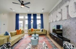 HTX Modern Retreat with Rooftop Cinema - Houston - 8
