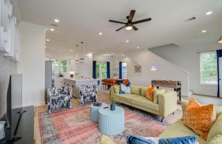 HTX Modern Retreat with Rooftop Cinema - Houston - 5