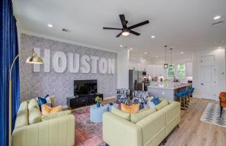 HTX Modern Retreat with Rooftop Cinema - Houston - 6
