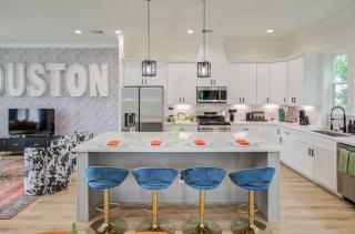 HTX Modern Retreat with Rooftop Cinema - 1