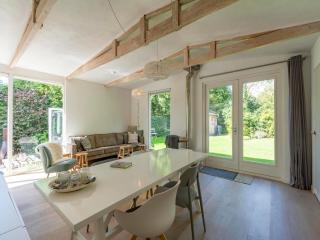 Bungalow in Netherlands with Garden & Trampoline - 8