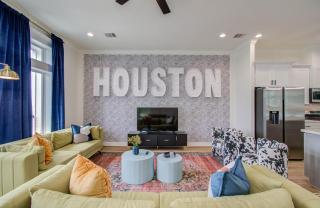 HTX Modern Retreat with Rooftop Cinema - Houston - 9